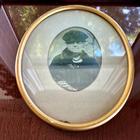 Antique Oval Framed Portrait Photograph – Early 1900s Black and Woman in Hat - Picture 3 of 9